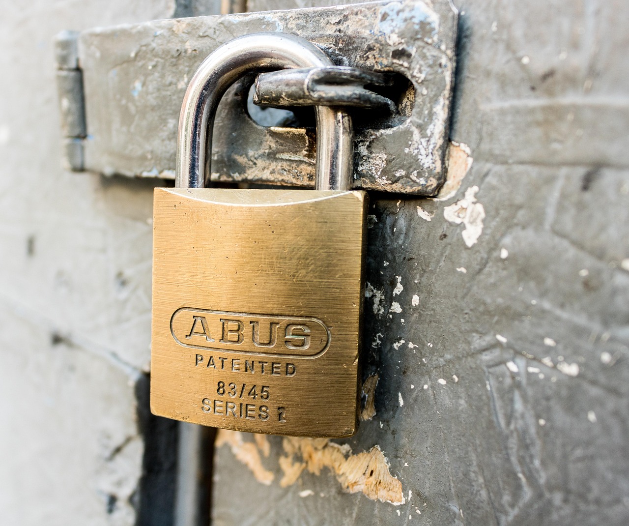 remplacement de serrure de porte intérieure : service rapide et professionnel pour assurer la sécurité et le bon fonctionnement de vos portes intérieures.