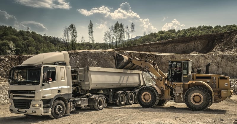 Bâche camion : comment bien la choisir et la fixer pour protéger votre chargement