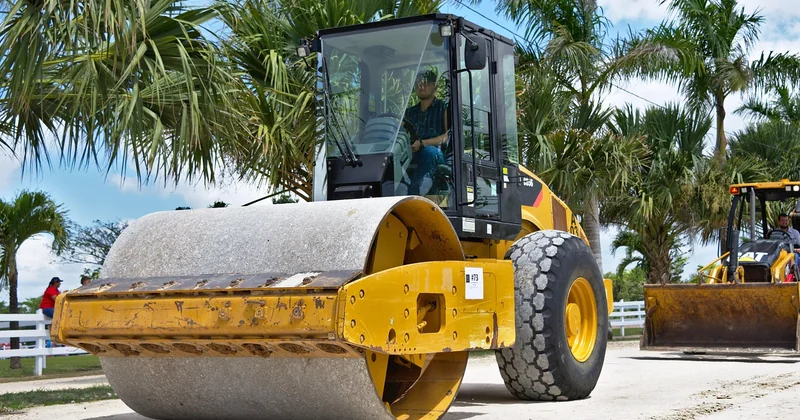 Comparatif plaque vibrante vs pileuse vs rouleau compacteur