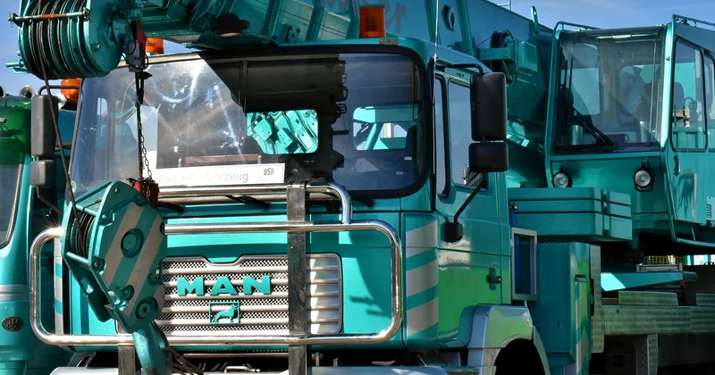 Camion ampliroll avec grue : utile ou superflu ?